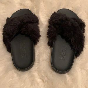 COPY - PINK fluffy cross cross slides